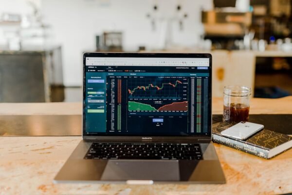 “How to Build a Diversified Portfolio for Online Trading: Forex and Cryptocurrency Insights”