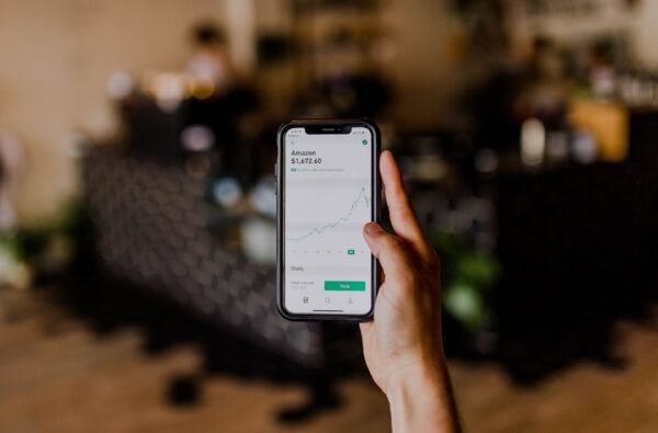 Emotional Intelligence in Online Trading: Balancing Algorithms and Human Insight